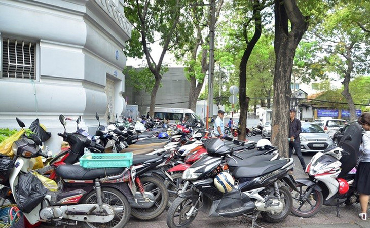 Điểm giữ xe lề đường Nguyễn Du chiếm toàn bộ vỉa hè của người đi bộ