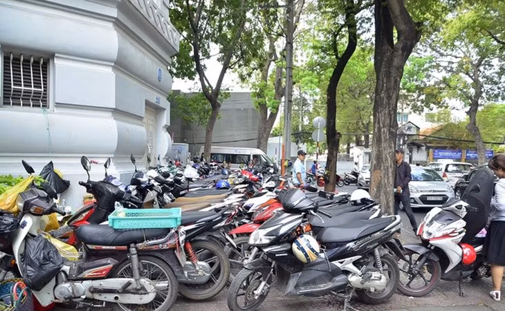Điểm giữ xe lề đường Nguyễn Du chiếm toàn bộ vỉa hè của người đi bộ