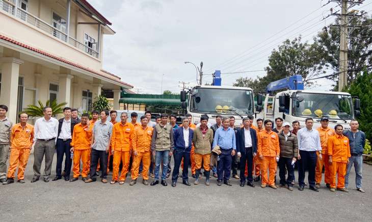 EVNSPC đã nhanh chóng cử 3 nhóm công tác gần 100 thành viên để hỗ trợ Tổng công ty Điện lực miền Trung khắc phục các sự cố điện do bão số 9