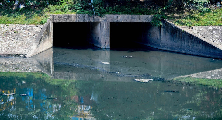 Hơn 300 cống lớn xả thải, ngày đêm xả trực tiếp xuống sông Tô Lịch Hơn 300 cống lớn xả thải, ngày đêm xả trực tiếp xuống sông Tô Lịch