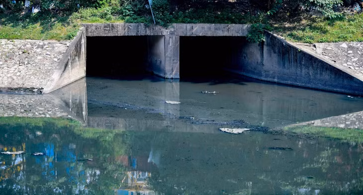 Hơn 300 cống lớn xả thải, ngày đêm xả trực tiếp xuống sông Tô Lịch