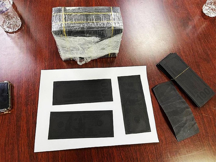 Các cọc USD bị nhuộm hoá chất