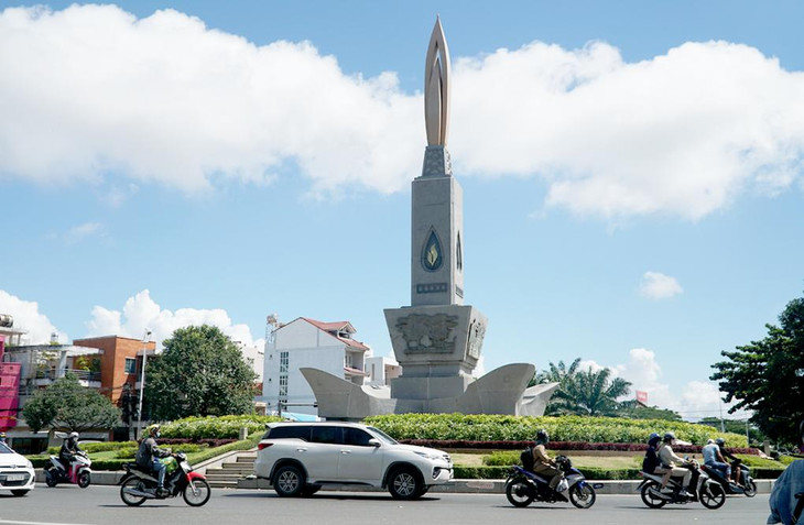 Tượng đài Dầu khí tại nút giao đường 2 Tháng 9 và Nguyễn An Ninh