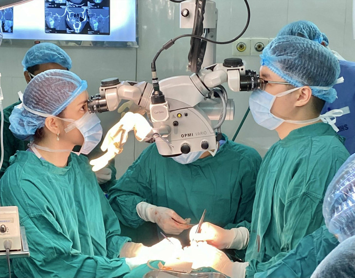 Các bác sĩ Bệnh viện Răng Hàm Mặt Trung ương phẫu thuật cho bệnh nhân.
