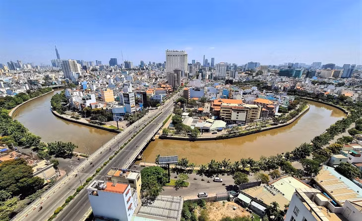 Đường Trường Sa và Hoàng Sa uốn lượn theo kênh Nhiêu Lộc - Thị Nghè.