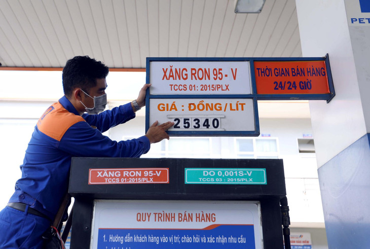 Mỗi lít xăng ngày 12/9 có thể giảm 800 đồng. Ảnh minh họa