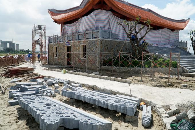 Hai con rồng ở bậc tam cấp, các họa tiết trang trí trên mái ngôi đền được tháo xuống