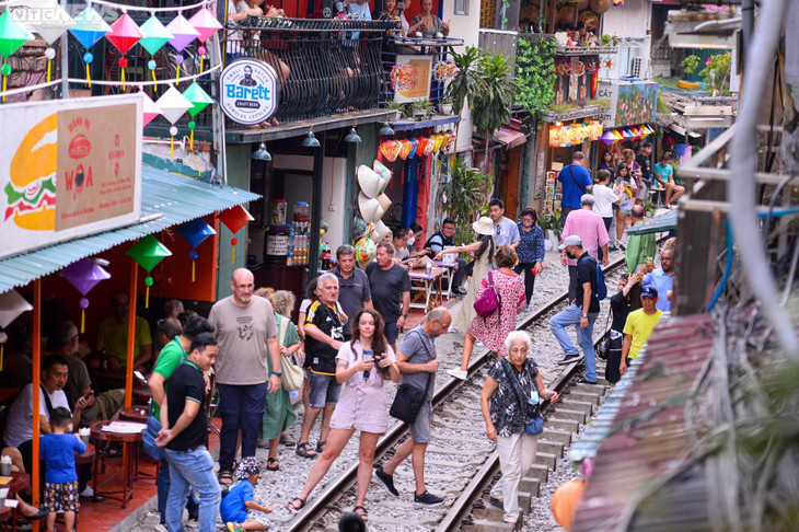 Du khách đi lại trên đường tàu