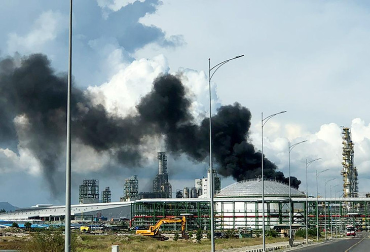 Đám cháy bốc cột khói cao hàng chục mét Đám cháy bốc cột khói cao hàng chục mét