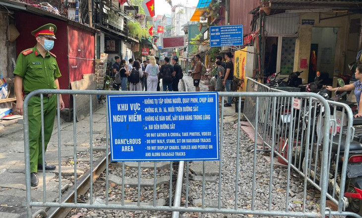 Công an và dân phòng treo biển, lập chốt ở lối vào xóm đường tàu phía Tống Duy Tân, quận Hoàn Kiếm