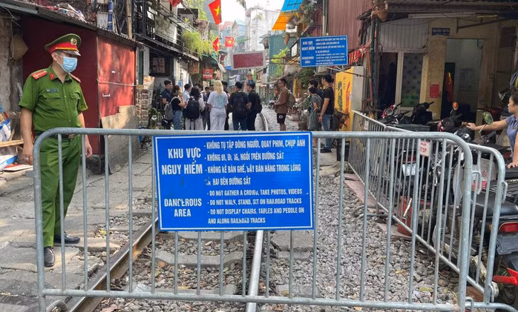 Công an và dân phòng treo biển, lập chốt ở lối vào xóm đường tàu phía Tống Duy Tân, quận Hoàn Kiếm
