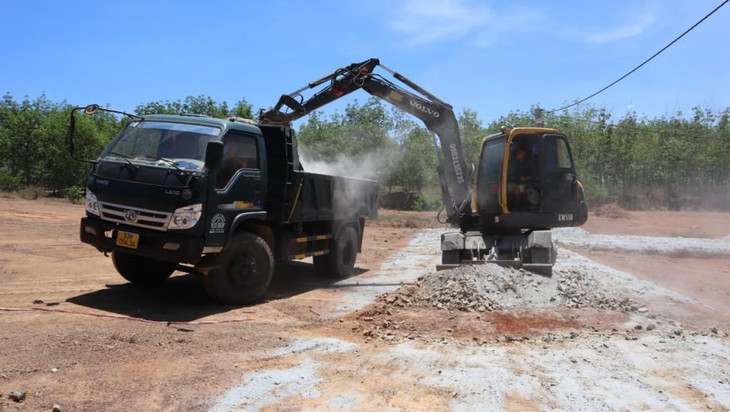 Chính quyền phá dỡ đường do một số người dân Đồng Xoài tự ý mở trên đất nông nghiệp