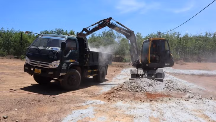 Chính quyền phá dỡ đường do một số người dân Đồng Xoài tự ý mở trên đất nông nghiệp