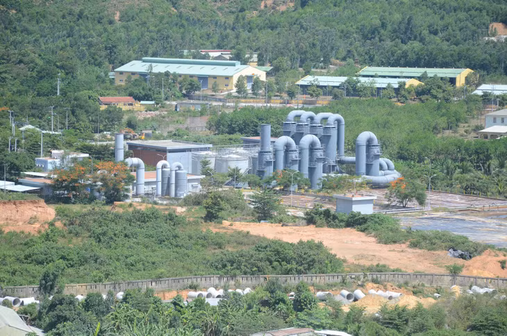 Ranh giới Dự án Khu văn hoá tâm linh Đà Sơn và bãi rác Khánh Sơn chỉ cách nhau một bức tường