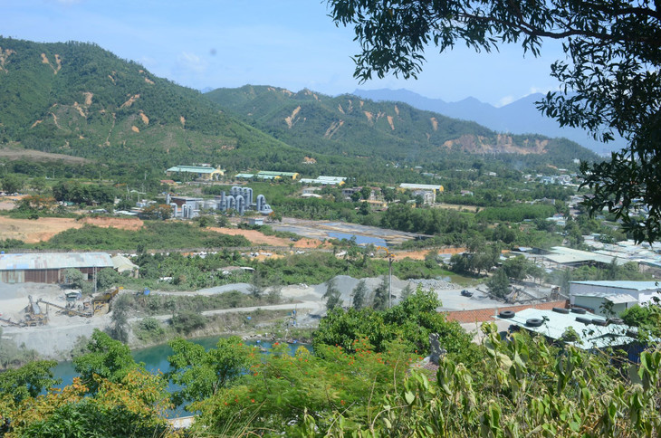 Bên trong phần diện tích đang xây dựng Khu văn hoá tâm linh Đà Sơn, các bi cống được tập kết, thiết bị nghiền đá hoạt động hết công suất