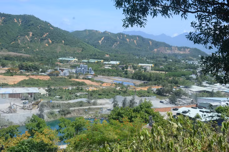 Bên trong phần diện tích đang xây dựng Khu văn hoá tâm linh Đà Sơn, các bi cống được tập kết, thiết bị nghiền đá hoạt động hết công suất