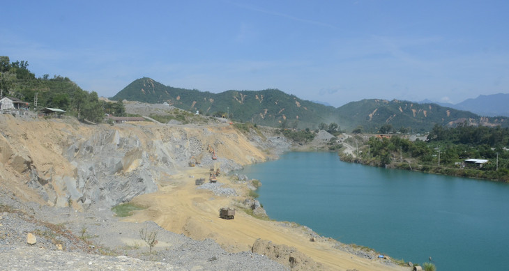 Công trường khai thác đá nham nhở đang được chính doanh nghiệp khai thác đầu tư và xây dựng dự án hạ tầng xã hội, dù chưa hoàn thành các quy định về khai thác khoáng sản và sau khai thác.