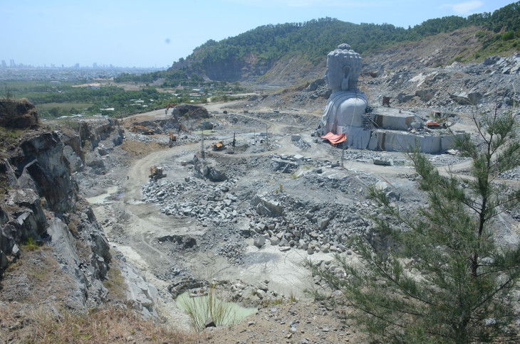 Và tượng phật bán thân đang được thi công tại vị trí khai thác đá xây dựng trước đây