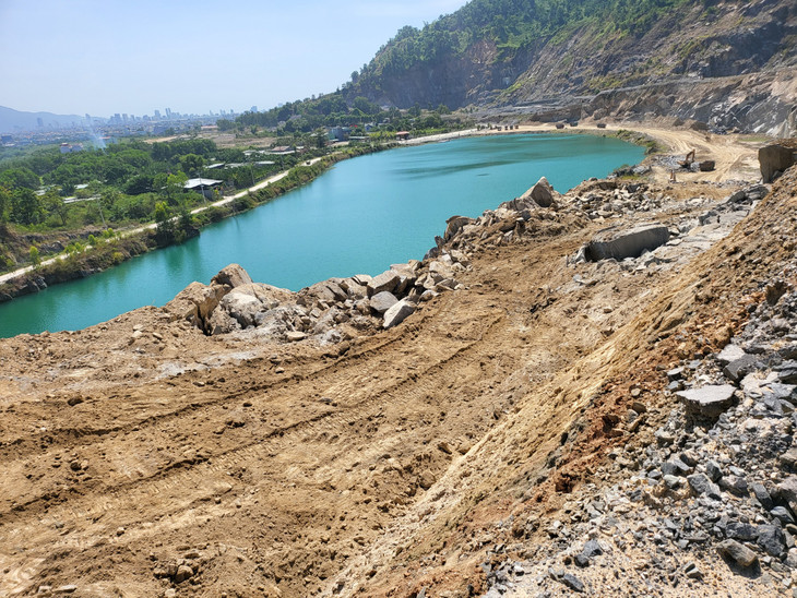 Hồ nhân tạo trong quá trình khai thác đá