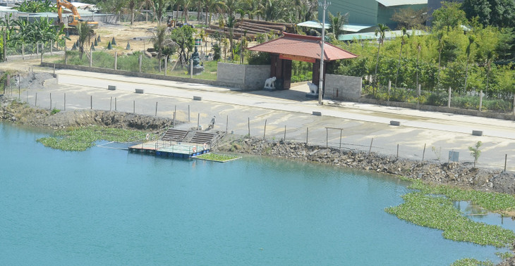 Gỗ, đá, cây xanh đã được tập kết tại khuôn viên để xây dựng và hoàn thiện các hạng mục tiếp theo tại Khu văn hoá tâm linh Đà Sơn.