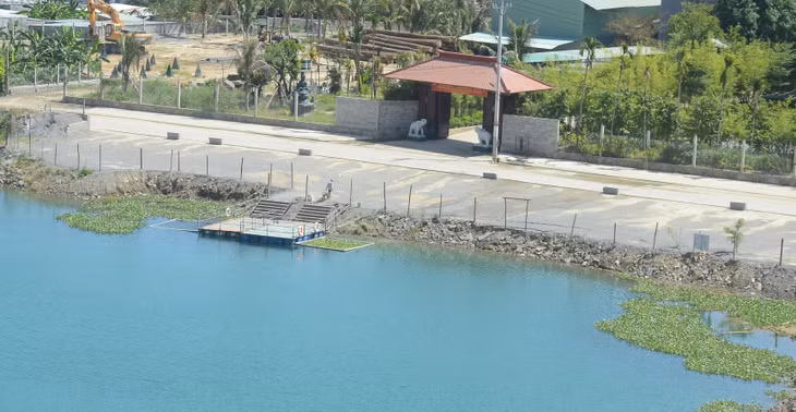 Gỗ, đá, cây xanh đã được tập kết tại khuôn viên để xây dựng và hoàn thiện các hạng mục tiếp theo tại Khu văn hoá tâm linh Đà Sơn.