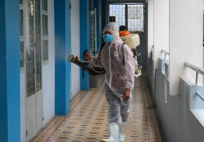 Trường học tại TP.HCM làm công tác khử khuẩn