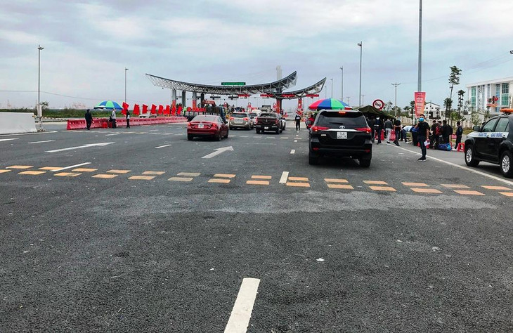 Tỉnh Quảng Ninh cấm xe khách liên tỉnh dừng hoạt động từ 6h ngày 8/2 nên lượng người ở chốt kiểm soát cầu Bạch Đằng thưa hơn