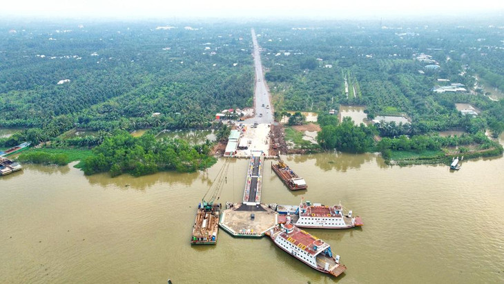 Các phà chạy tại bến phà Rạch Miễu