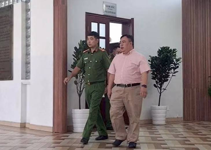 Giám đốc Bệnh viện Mắt TP.HCM Nguyễn Minh Khải (áo hồng) trong lần cơ quan điều tra khám xét nơi làm việc, ngày 4/11/2020