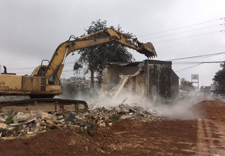 Máy múc tháo dỡ tại khu vực hộ dân cuối cùng bàn giao mặt bằng