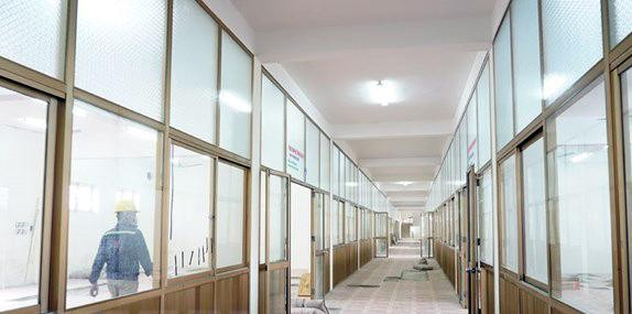 Dãy nhà 3 tầng Trung tâm thực hành thực nghiệm - Trường Đại học Sao Đỏ (thành phố Chí Linh) có một số hạng mục xuống cấp đang được cải tạo, sửa chữa để đáp ứng tiêu chuẩn của một cơ sở điều trị bệnh nhân Covid-19