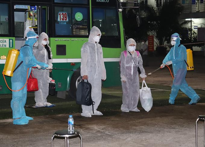 Công nhân trở về từ Đài Loan được đưa đến cách ly tại huyện Long Thành năm 2020