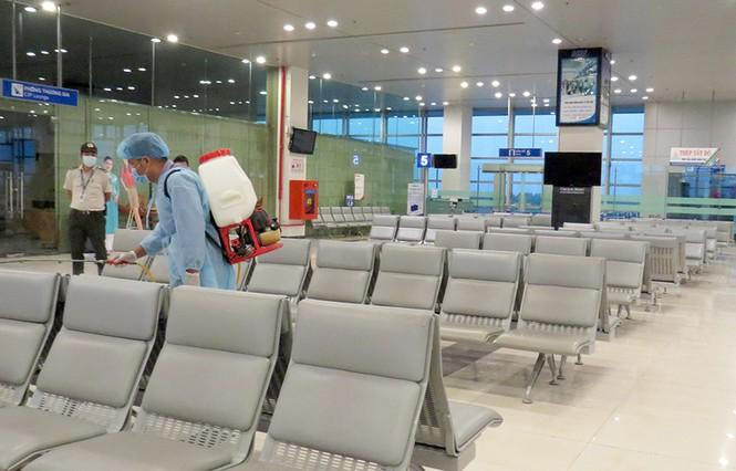Phun thuốc khử khuẩn các khu vực trong nhà ga cảng hàng không