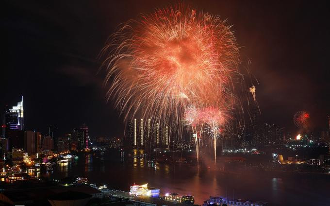 Pháo hoa được bắn ở khu vực hầm Thủ Thiêm