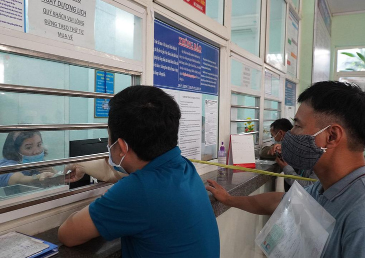 Hành khách đổi vé tại ga Biên Hòa