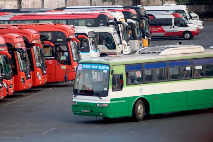Xe buýt đón khách tại Bến xe Miền Tây dịp Tết Nguyên đán 2020