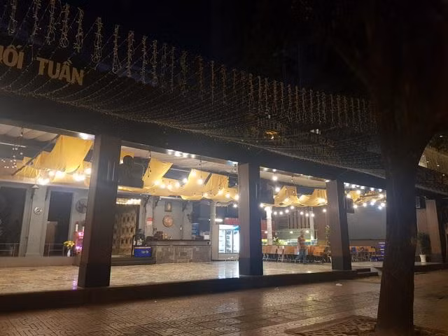 TPHCM dừng dịch vụ không thiết yếu từ 12h ngày 9/2