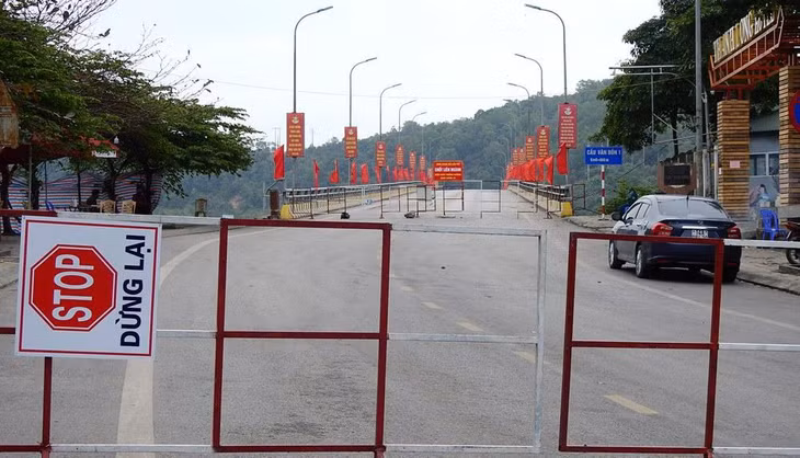 Một chốt kiểm soát tại cửa ngõ huyện Vân Đồn