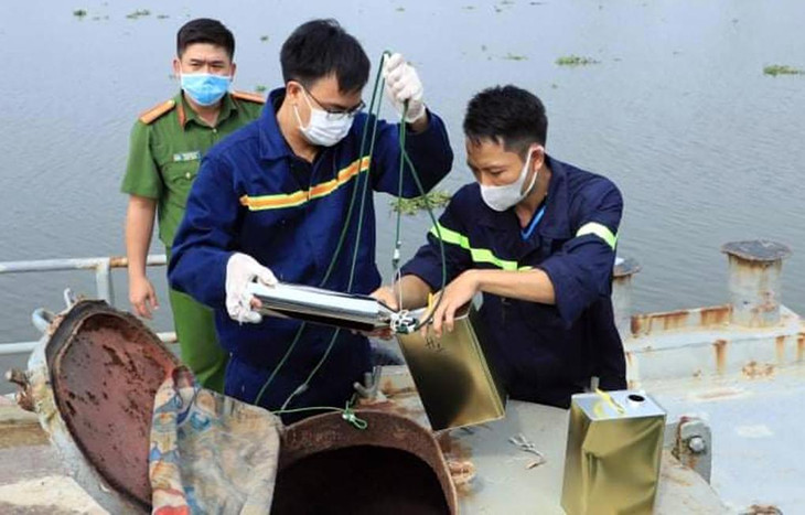 Cảnh sát khám nghiệm tại hiện trường pha chế xăng giả