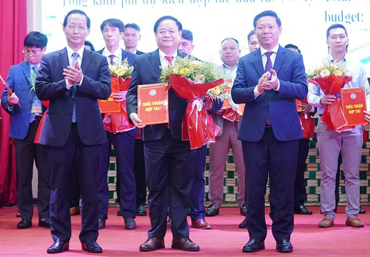 Lãnh đạo tỉnh Bến Tre trao chứng nhận cho các nhà đầu tư sáng 3/10