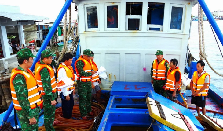 Lực lượng làm nhiệm vụ phát hiện một tàu vận chuyển trái phép dầu DO