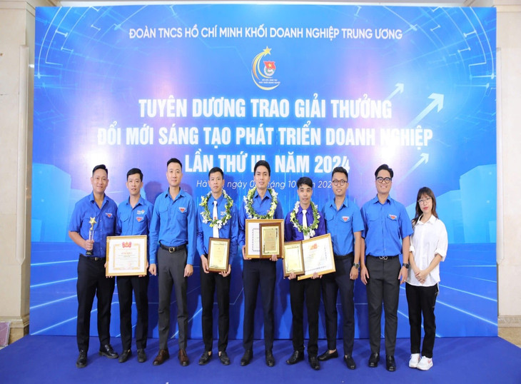 Đại diện tuổi trẻ PTC2 thuộc EVNNPT (đứng giữa) chụp ảnh lưu niệm cùng các nhóm tác giả của tuổi trẻ EVN