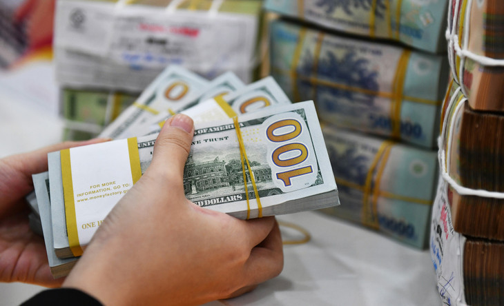 Giá USD tự do lao dốc