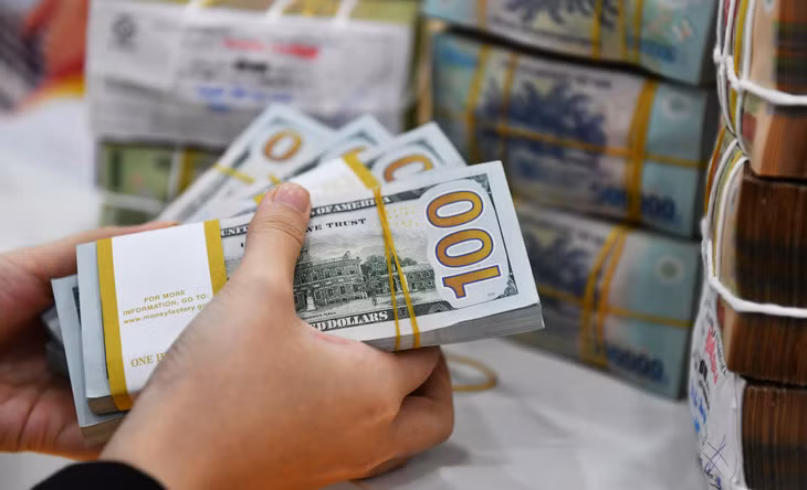Giá USD tự do lao dốc