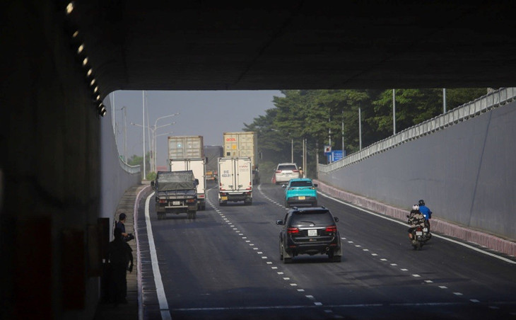 Ô tô chạy qua hầm chui trên đại lộ Nguyễn Văn Linh sáng 4/10