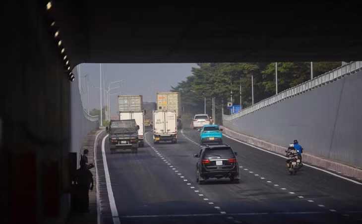 Ô tô chạy qua hầm chui trên đại lộ Nguyễn Văn Linh sáng 4/10