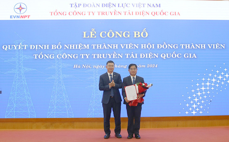 Ông Phạm Lê Phú – Phó Bí thư Đảng ủy, Tổng giám đốc EVNNPT tặng hoa chúc mừng ông Đỗ Đức Hùng