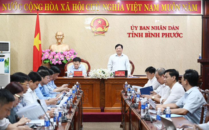 PCT UBND tỉnh Bình Phước Trần Văn Mi chỉ đạo các sở, ngành rà soát lại thủ tục hồ sơ để hỗ trợ EVNSPC để tháo gỡ các vướng mắc, tiếp tục triển khai các công trình trên địa bàn.