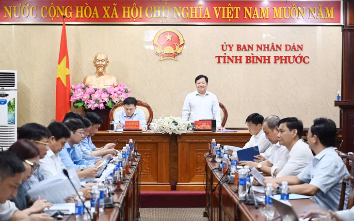 PCT UBND tỉnh Bình Phước Trần Văn Mi chỉ đạo các sở, ngành rà soát lại thủ tục hồ sơ để hỗ trợ EVNSPC để tháo gỡ các vướng mắc, tiếp tục triển khai các công trình trên địa bàn.