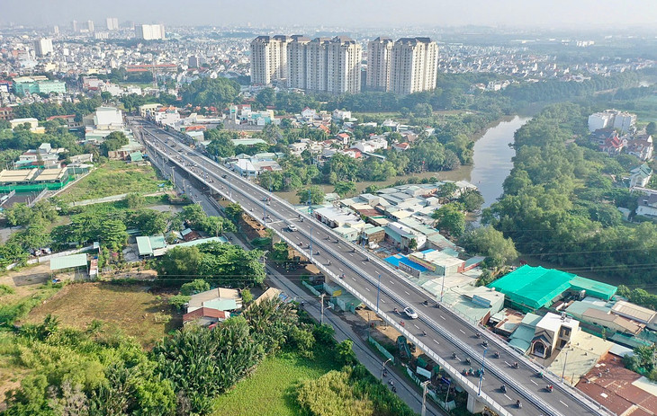 Xe chạy qua cầu Nam Lý